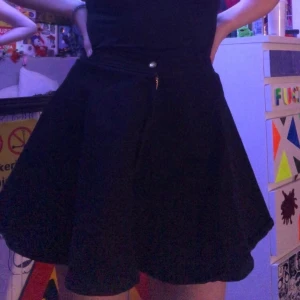 Jeanskjol  - Fin jeanskjol, köpt secondhand så vet inte vart den är ifrån, men knappt använd. Köparen betalade frakt 