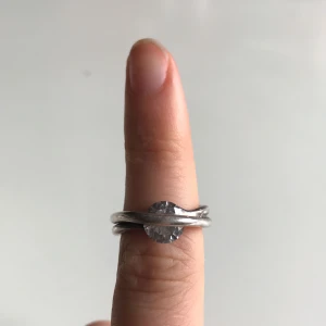 Silver ring 925 - Söt silverring med diamantliknande sten. Storlek 50/52 (M) och fint skick. Stämplad 925 FHS