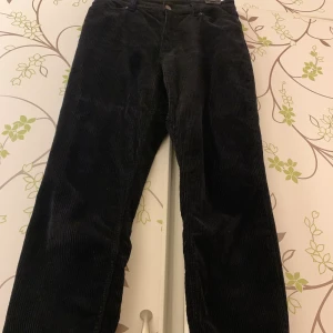 Manchesterbyxor från Monki! - Svarta högmidjade manchesterbyxor i mom-fit. Stretchiga och supersköna! Storleken är 38 men hade passat 40 om man vill ha lite smalare passform. Inte använda särskilt mycket. 