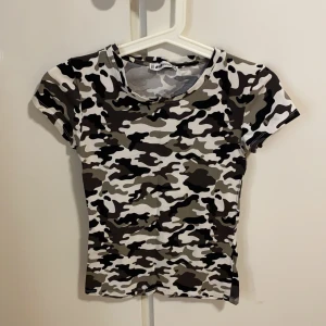 T-shirt  - Jätte fin och tajt T-shirt med fina färger (militär)