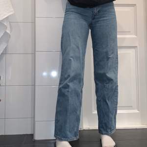 Skit snygga yoko mid blue jeans från Monki, använda men i mycket bra skick💗 säljer då jag tycker de blivit lite korta, jag är 170:) Frakt tillkommer, Högsta bud:200