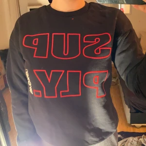 Tröja - En ?Woxo? Tröja som e långärmad.  De är en S skulle jag säga, den har gått sönder i sömmen lite inget man märker jag gick med den 2-3 gånger innan jag märkte det, jätte fin annars utöver det