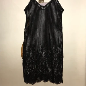 Genomskinlig klänning  - Supersnygg svart genomskinlig klänning med spets! Köparen betalar frakt! Tar Swish 