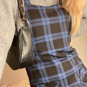 Klänning - Söt rutig klänning med hängslen. Knappt använd och i mycket fint skick!
