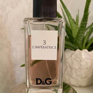 Dolce Gabbana Perfym  - Perfym från Dolce Gabbana som jag knappt använder så bättre att den går till någon annan! Doftar som exotiska frukter, rosa blommor och bas med mysk. 100 ml men skulle säga att 70 ml finns kvar! Ny pris 599kr 