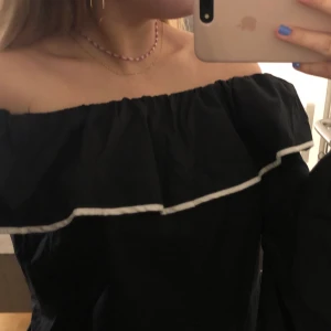 snygg blus!!! - en blus som jag köpte på Zara för några år sedan,, dock inte använd mer än 2 ggr!! Helsvart förutom en vit kant runt, inte längst ner däremot<33