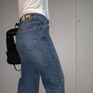 klassiska wide leg jeans som blivit för små för mig </3 storlek 28 i midjan. benlängd syns på bilden, jag är 167cm lång. fransat sig fint i benen! endast frakt pga covid-19, kostnad 63kr 🥰