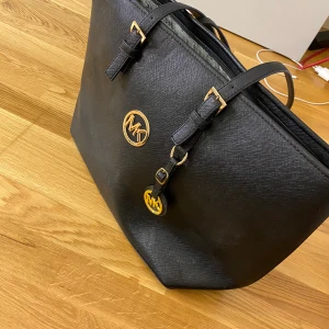 Väska (ej äkta) - Väska den är intr äkta, dragkedjan är i sönder