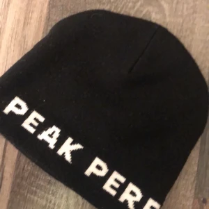 Peak performance mössa - Nyskick , Använd fåtal gånger , köpt för 400 kronor