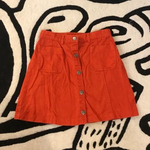 Orange kjol  - Supersöt orange kjol från monki. Aldrig använd pga för liten. Köparen betalar frakt! Tar Swish 