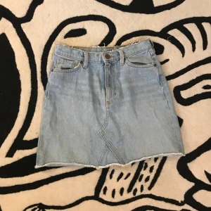 Kort jeanskjol - Supersöt jeanskjol i ljust jeanstyg. Köparen betalar frakt. Tar Swish! 