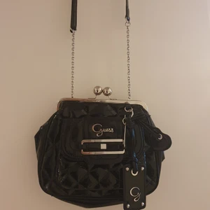 Guess väska - Äkta guess väska 💖. Nyskick. Köparen betalar frakten 📦