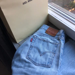 Levis Jeans - Levis jeans i storlek 24. Mina favorit jeans som tyvärr blivit för små. Fint skick. 