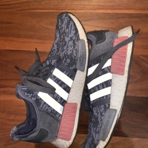 Nmd r1 - Säljer mina nmd r1 adidas skor i storlek 39! 