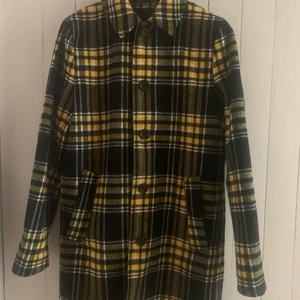 Rutig kappa - En jättefin kappa i perfekt skick. Aldrig använd. Perfekt skick🥰  och sitter bra! Man kan ha en varmare tröja under om man vill✨✨ 