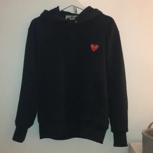 Äkta Play Hoddie  - Play commes des GARÇONS hoddie i fint sick! Den är storlek S-M. Den sitter som en lite oversized hoddie på mig som oftast bör tröjor i s och är 170. Ny pris cirka 2500kr. Säljer den för 900 inklusive frakt!!  