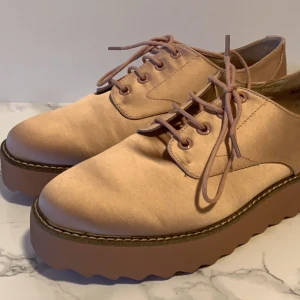 Rosa XIT skor stl 38 - Splitter nya skor som jag aldrig använt och haft legande ett tag nu. Kan mötas nångonstans i stockholm området med köparen eller skicka leverans, men då tillkommer frakt :)