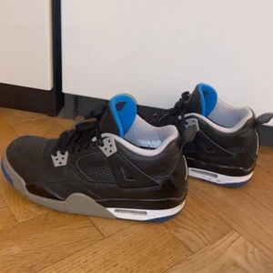 Nån som vilk byta mot ett par dunks ? Båda skorna värde 2500 - Jordan 1 är lite creasade men 4 orna typ helt oanvända