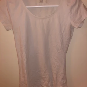 T-shirt - Vit t-shirt. Storlek XS. Kunden står för frakten💗