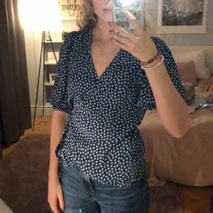 Super snygg tröja - Använd fåtal gånger. Frakt tillkommer med 44kr