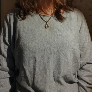 Stickad tröja - Säljer grå stickad tröja från Only. Är oversized på mig som xs.