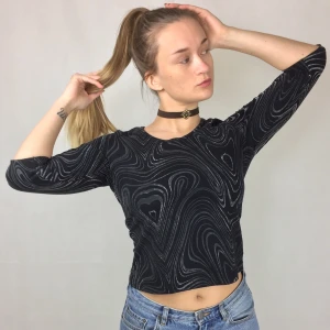 90’s Top - En topp med trekvartsärm i fint skick från Street One. Ingen storlek finns men skulle säga XS-S. SafePay knappen är aktiverad så det går att köpa direkt utan att behöva meddela! Tar annars swish! Använder helst Safepay då det blir säkrare för båda (Safepay tar 10% av betalningen och spårbar frakt på 66kr är inräknad i priset) Om du lägger upp en Instagrambild på ditt köp så får du gärna tagga @thewearbones för att bli featured 🧚🏼🥂 (Skriv gärna om du har eventuella frågor!) 