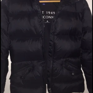 GANT vinterjacka Dam - Säljer denna vinterjacka. Inga tecken på användning, mycket varm och snygg. Hör av er vid frågor. Köparen står för frakten