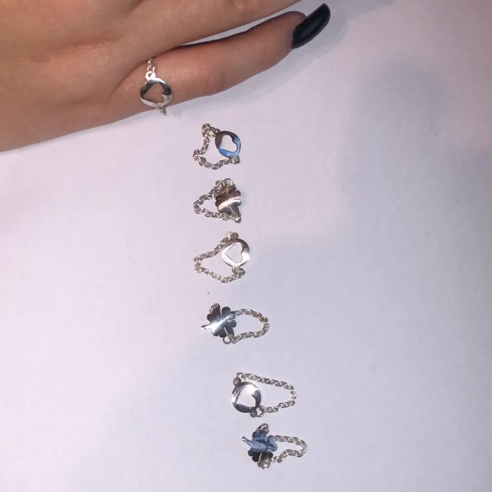 Säljer ringar i äkta silver för endast 100kr. Det finns i olika storlekar. De är handgjorda så det finns ingenstans att beställa. Fler bilder skickas vid intresse och köparen står för frakt.💍 Följ @kmbraclet.uf för fler snygga smycken och ringar!!. Accessoarer.