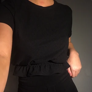 T-shirt Volang - T-shirt med volang från ginatricot💕 Aldrig använd, pris: 60kr +frakt