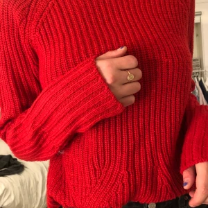 Röd stickad polo - Säljer den här superskönt stickade polotröjan från Gina Tricot!! Så mysig nu till hösten :)) Kan både frakta o mötas upp men köparen står för frakten :))
