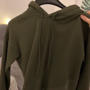 Basic grön hoodie - Från zalando, Urban classic. Storlek xs i grön färg, superbra skick knappt använd. 75 kr + frakt