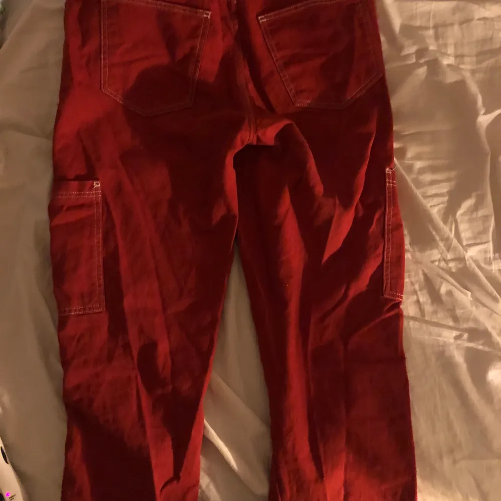 Jätte fina röda byxor med fickor på sidan. Ett måste i garderoben om man vill få in färg i den tråkiga vardagen. Jeans & Byxor.