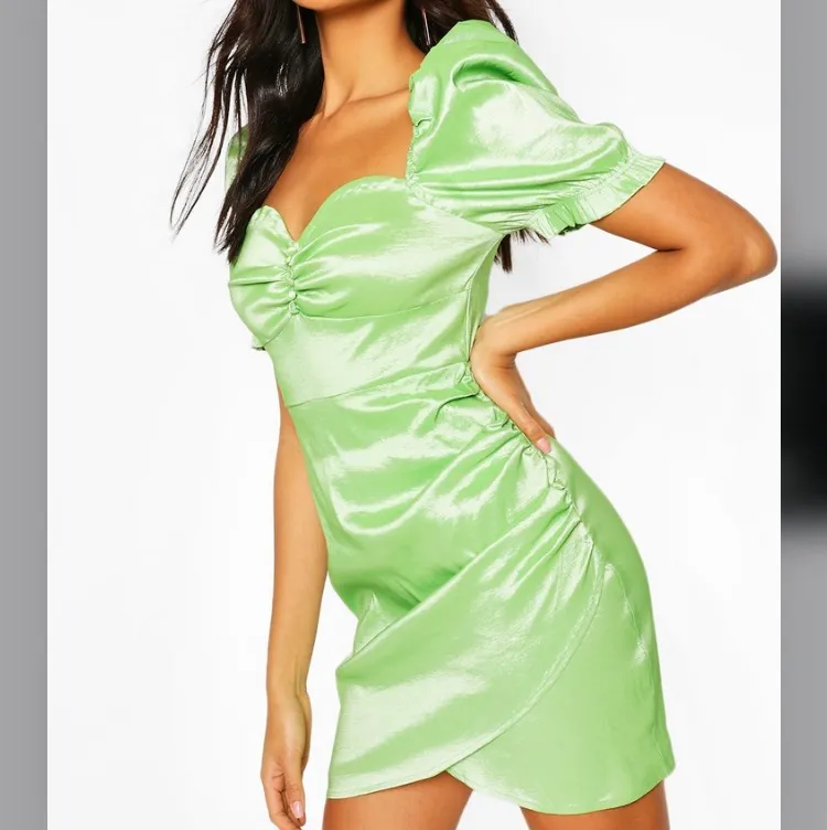 Oanvänd grön klänning från Boohoo. Färgen är mer som på första bilden. Storlek 34 men den är i ett ganska stretchigt material. Köparen står för frakt 💫. Klänningar.