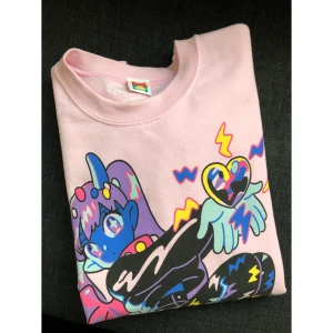 Omocat tröja  - En sjukt snygg tröja från omocat som är köpt i Japan och aldrig använd. Storlek M (oversize) möts gärna upp i Malmö annars tillkommer frakt 💌