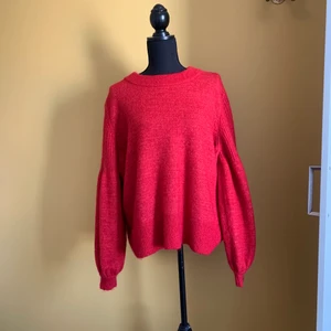 Röd stickad tröja - Köpte här på Plick. Använder inte och säljer därför. Man kan ha den som klänning.