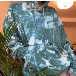 hoodie med tiedye från weekday köpt på plick. Storlek M. jätteskön och snygg, säljer endast för att jag inte för någon användning för den längre.💕