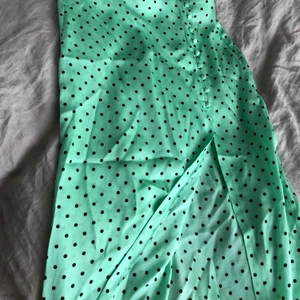 Prickig långkjol - Prickig långkjol från zara med slits ner längs benet 