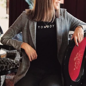 Blazer/ kavaj  - Hej! Säljer min blazer/ kavaj som blivit aningen för liten. Storlek 34. Nyskick. Frakt (63 kr) tillkommer. Buda i kommentarerna <3