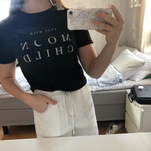 Svart t-shirt - En svart t-shirt från Ginatricot, ✨knappt använd✨ Jag har vikt upp tröjan på första bilden men på andra bilden ser man hur lång den är. 50kr🌟