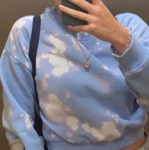 Blå/vit sweatshirt  - Storlek S. Cropped 