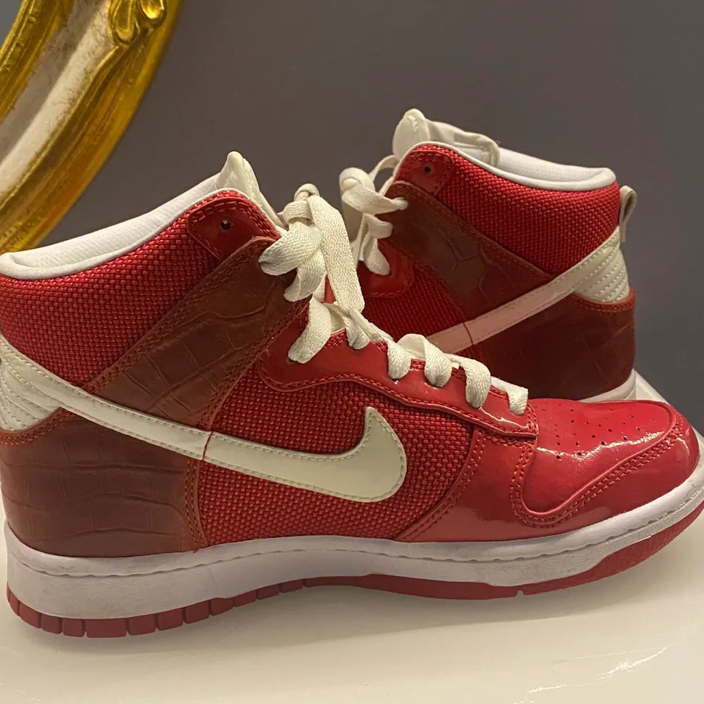 As balla Nike zoom som liknar Jordans! Dom är i en jätte cool röd färg med olika texturer! Köpta här på Plick men har ej fått nån andvändning av dom eftersom dom var förstora för mig! Frakten är inräknad i priset✨. Skor.