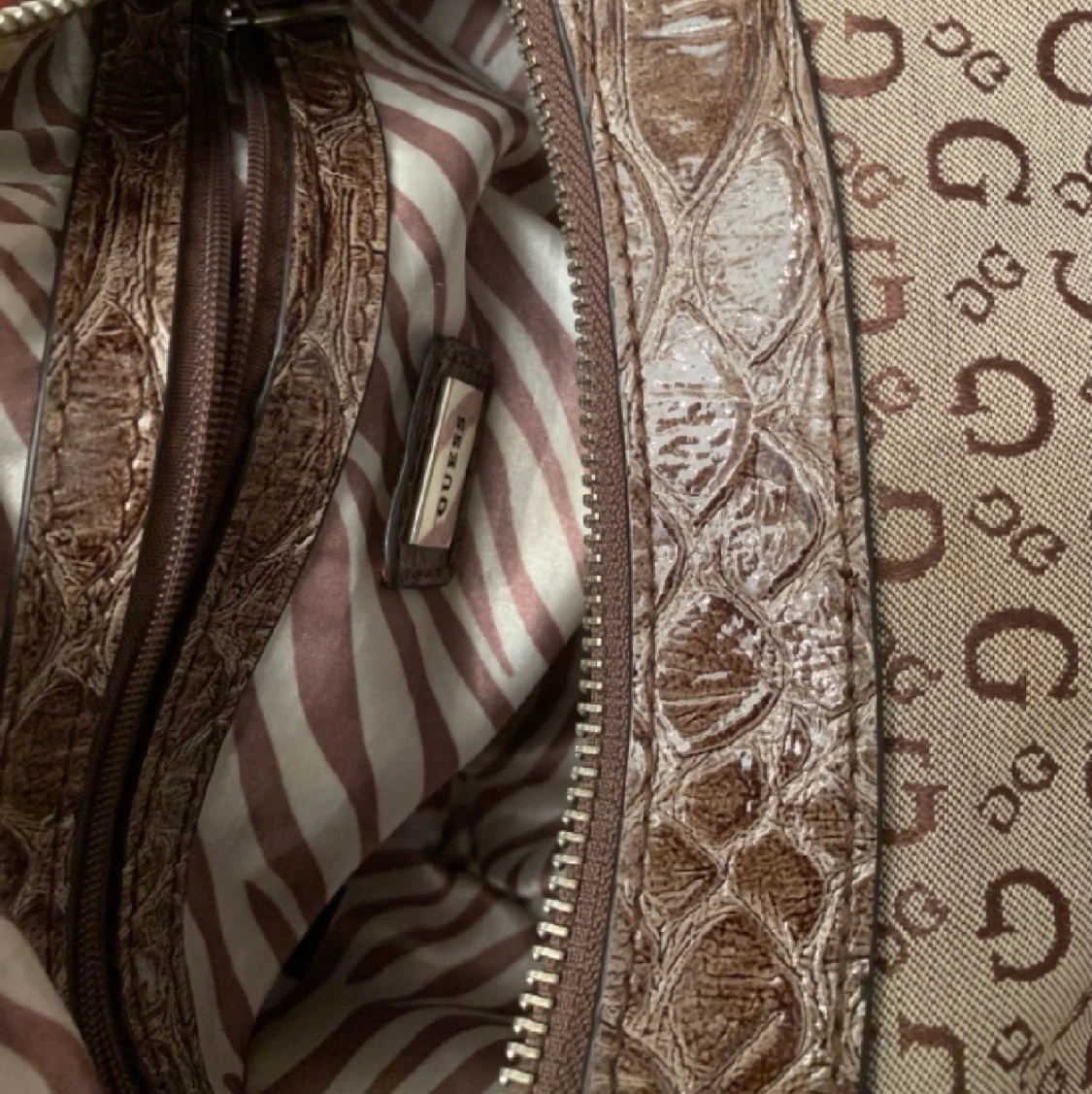 Supercool 90’s axelväska från guess  - 91