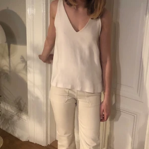 Vitt långt linne  - Ett vitt och långt linne som kan användas som festtopp eller ett casual linne. Går att klippa också. I bra skick och storlek 34, skriv för mer info! 
