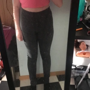 Gråa byxor🍂 - Gråa byxor från pepperts passar typ på 10/11 åringar☺️använda 1 gång