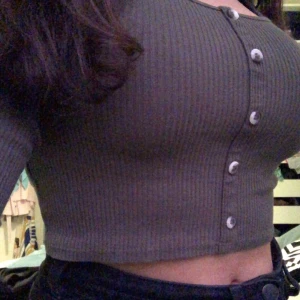 Fin topp - Jättefin tajt stretchig topp som är militärgrönt och ribbat🤩har inte använt den så mycket. Passar nästan till allt!!