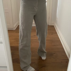 Gråa långa zara jeans - Sjukt snygga jeans från zara. Använda endast en gång. Köpta i storlek 34 men skulle säga att de passar även 36-38💕 Köpte för 400kr men säljer för 250kr, köparen står för frakt. 