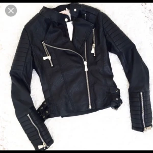 Moto jacket black  - Säljer min skinnjacka från chiquelle då jag inte har någon användning för den! Den är som ny och är i storlek 38