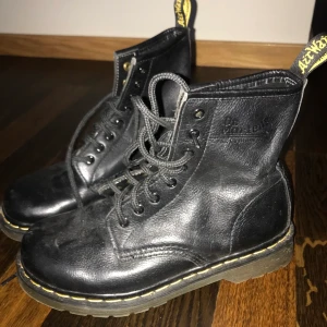 Svarta Dr. Martens - Säljer dessa svarta Dr. Martens som är i superbra skick eftersom de knappt är använda. De är köpta second hand och därav vet jag inte till 100 % ifall de är äkta, därav det billigare priset.