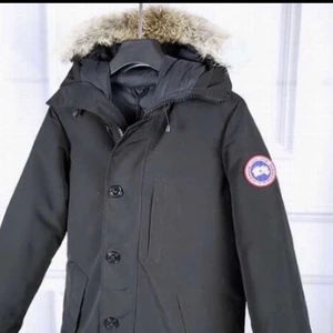 canda goose jacka  - säljer en canda goose jacka, i modellen Chateau och i storlek S men kan även passa en M. den är aldrig använd och är helt ny. priset kan diskuteras vid snabb affär 
