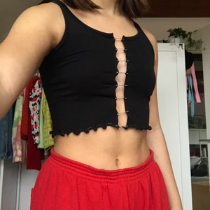 Topp - Asball unik topp som jag sytt själv. Visas på en stl S. Hör av er privat vid intresse! Köpare står för frakten. Materialen är köpta second hand och designen är zero waste och därför mycket miljövänlig. SYR PÅ BESTÄLLNING! Checka gärna min instagram @viridi.designs